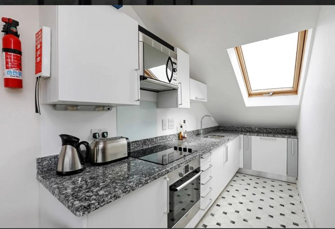 Modern & Cosy 1 Bed Flat In The Heart Of Wimbledon With Parking *